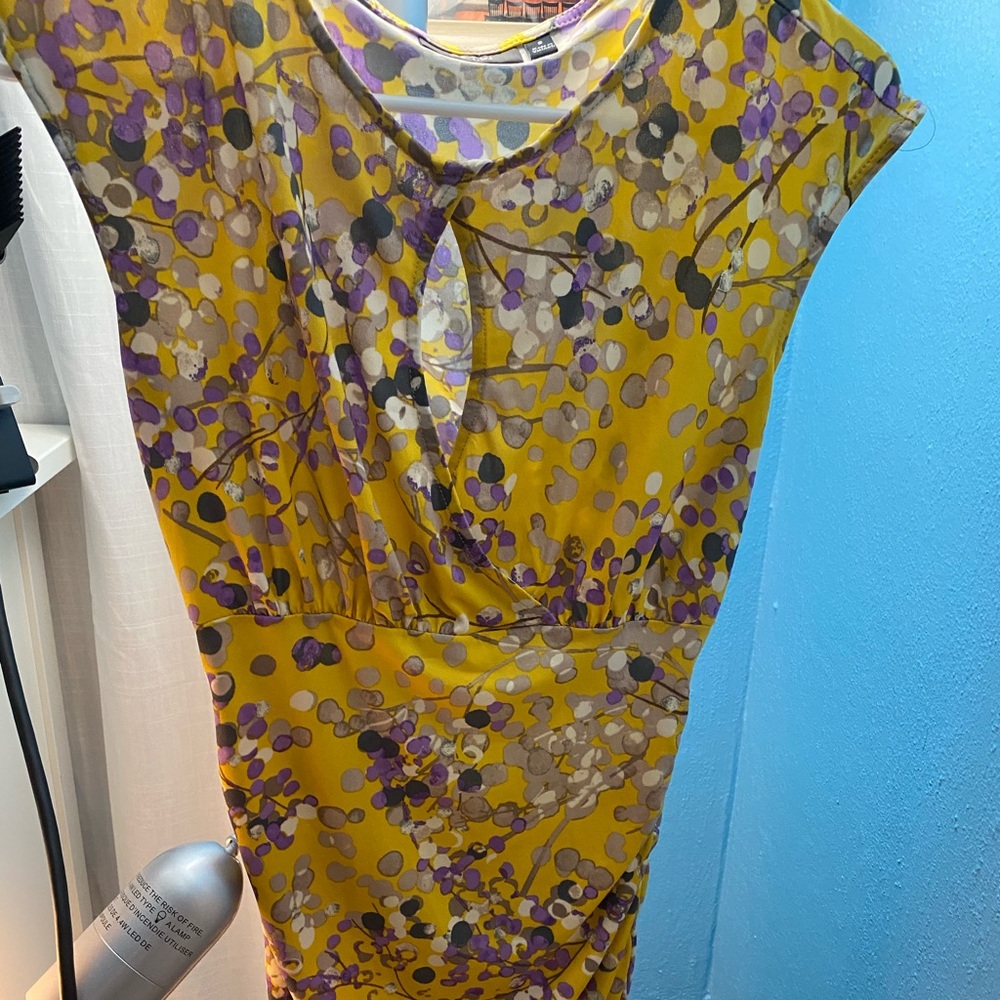 Yellow summer dress, fits tight